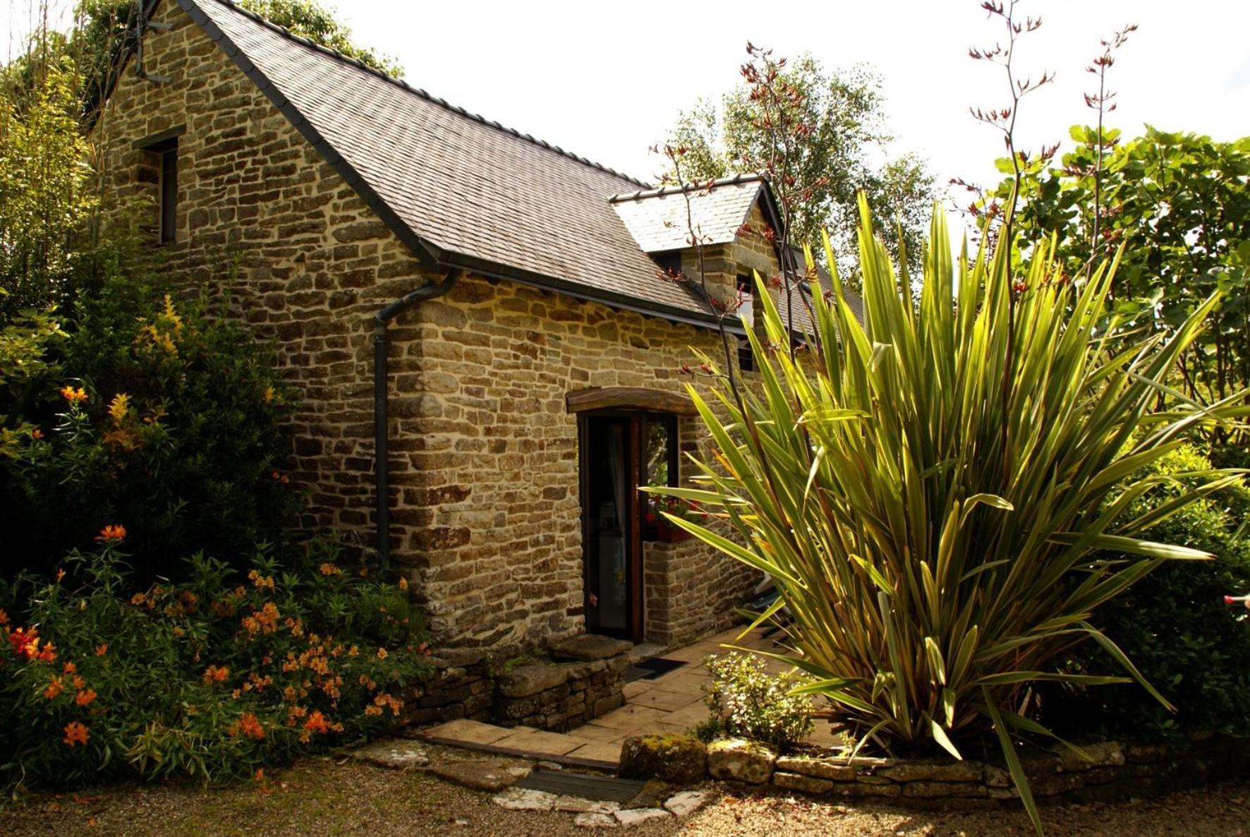 Les Pieds Dans L'Herbe Bed & Breakfast Rosporden Exterior photo