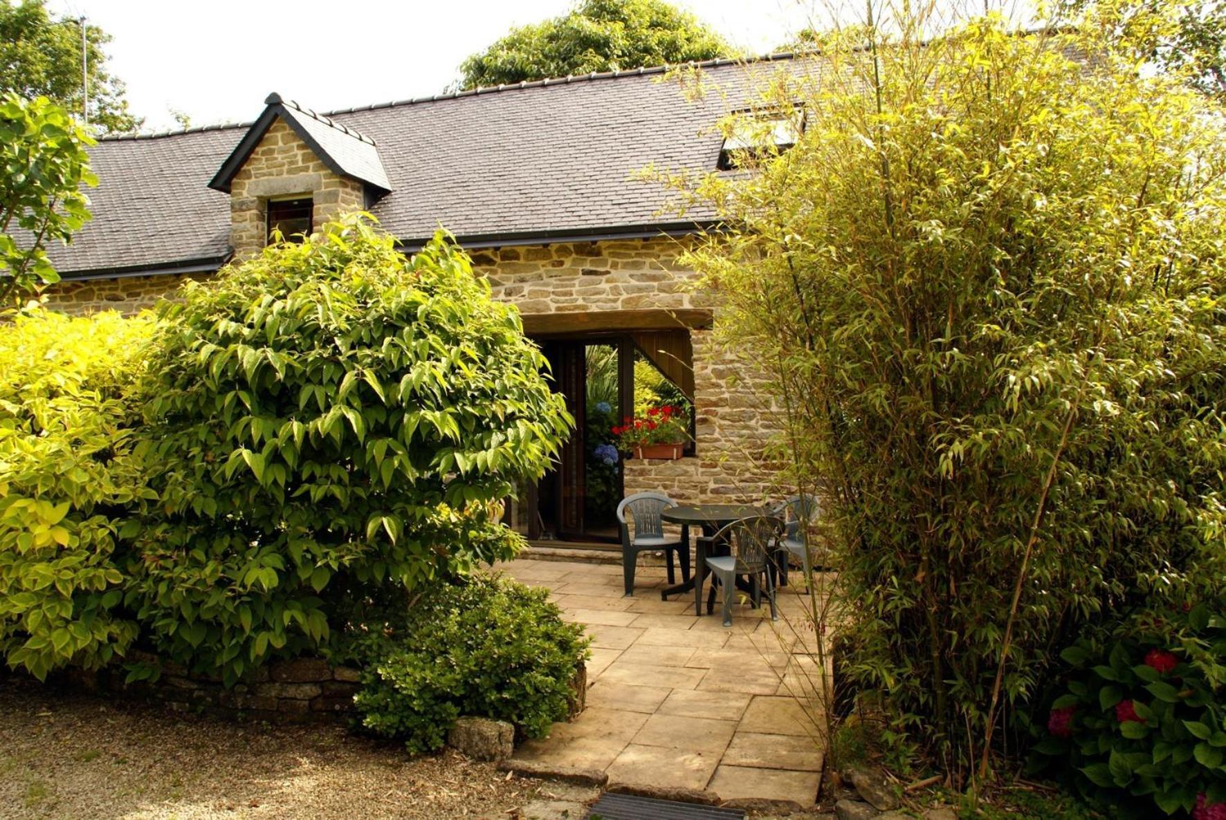 Les Pieds Dans L'Herbe Bed & Breakfast Rosporden Exterior photo